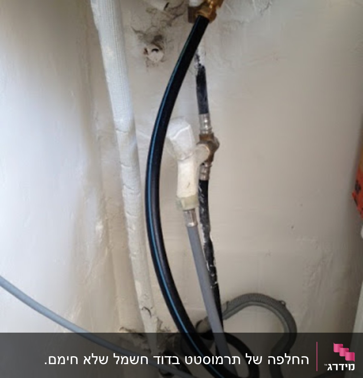 צינורות ומחברים של דוד שמש על קיר